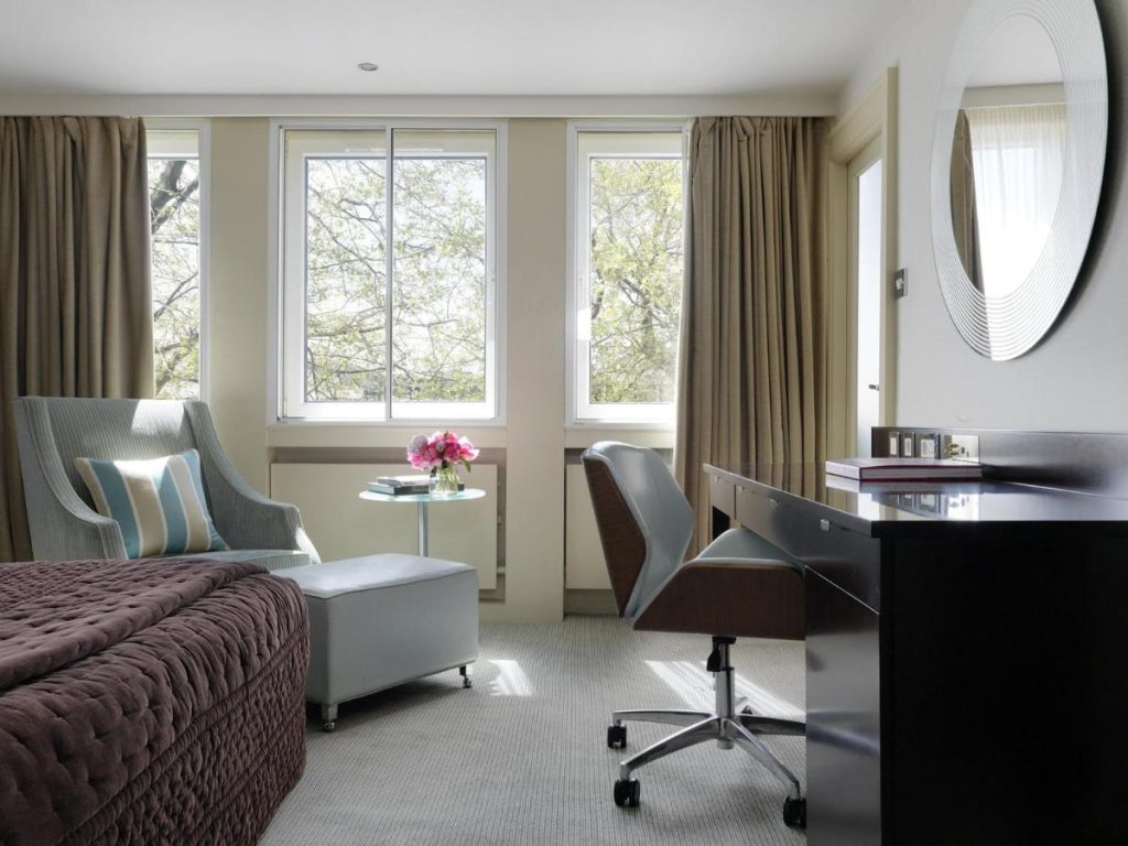 hotel_room