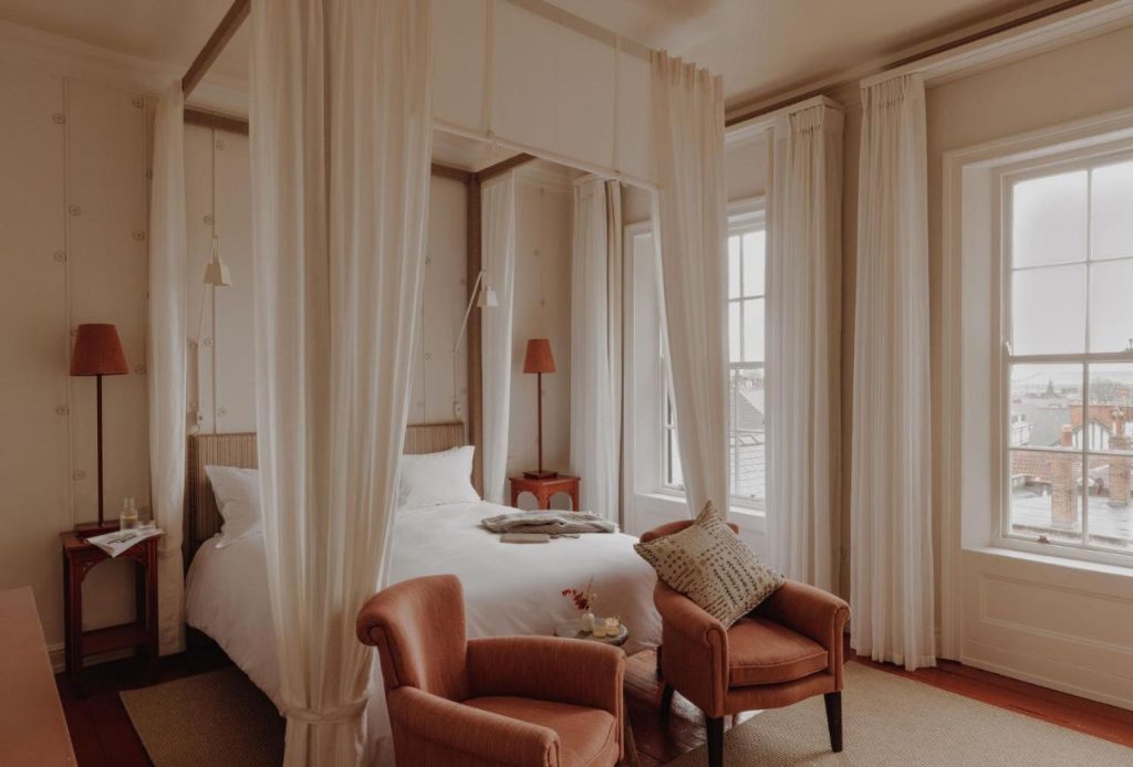hotel_room