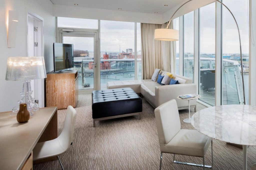 hotel_room