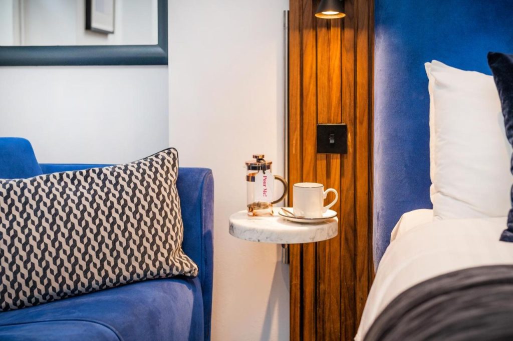 hotel_room