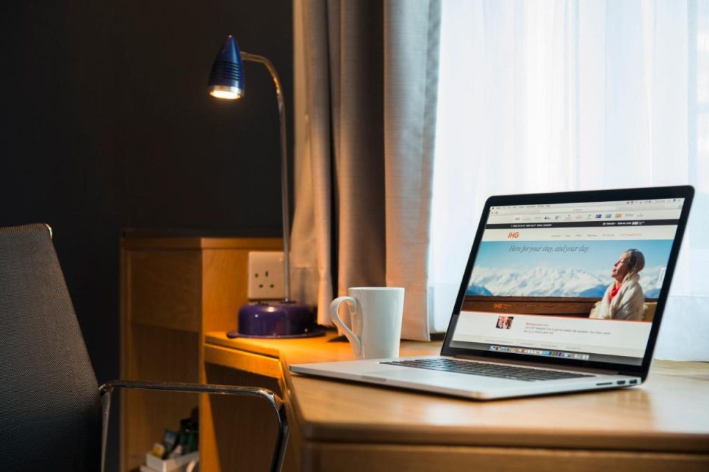 hotel_room