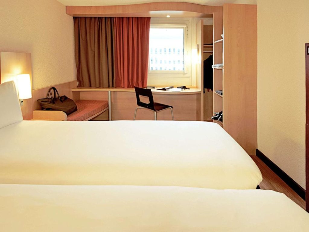 hotel_room