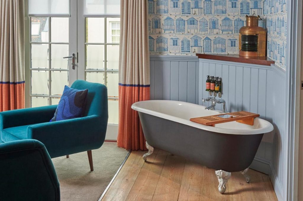 hotel_room_bath_tub